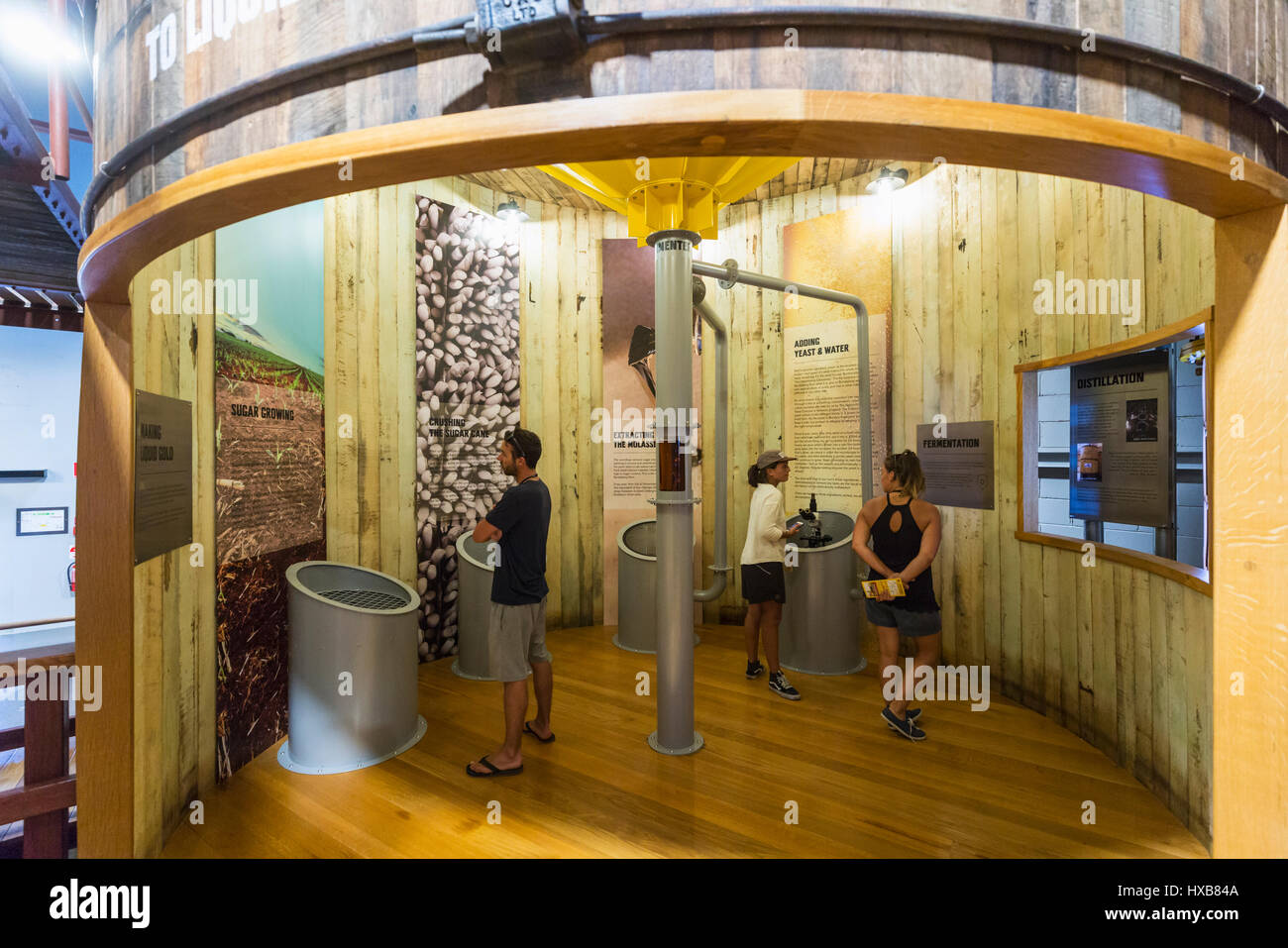 Les visiteurs découvrant l'histoire de Bundaberg Rum dans l'expérience du musée. Bundaberg, Queensland, Australie Banque D'Images