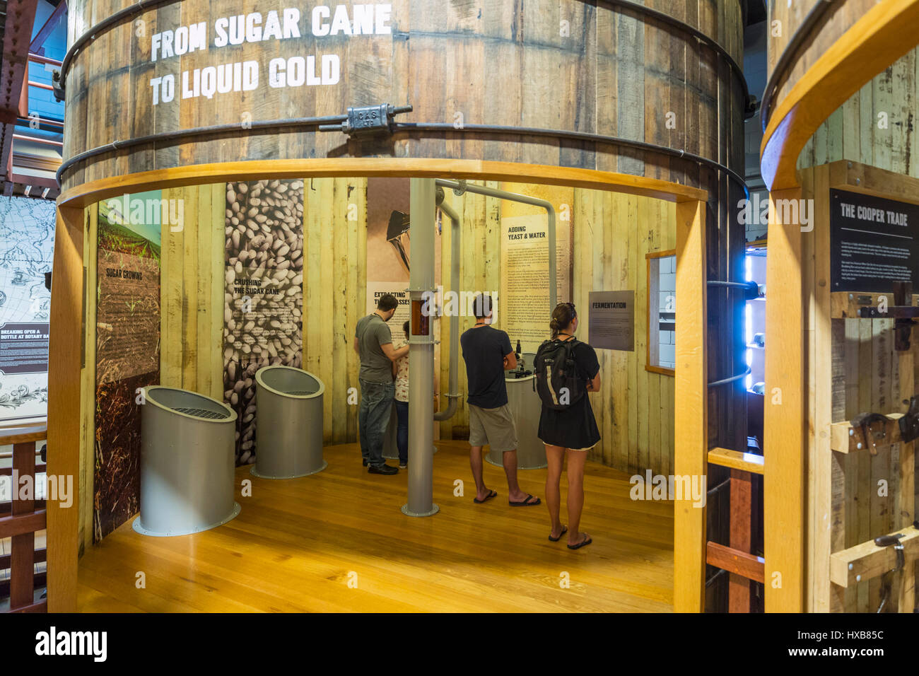 Les visiteurs découvrant l'histoire de Bundaberg Rum dans l'expérience du musée. Bundaberg, Queensland, Australie Banque D'Images