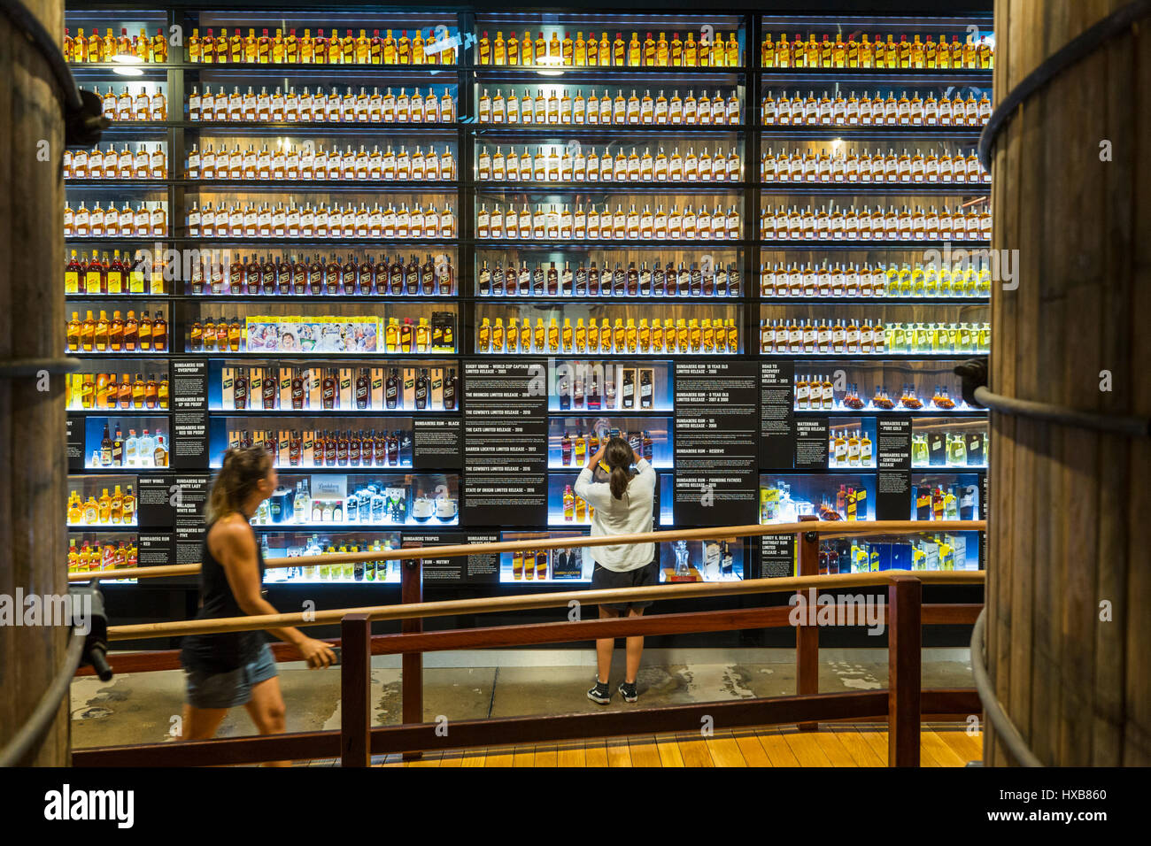 Les visiteurs dans l'expérience du musée du rhum de Bundaberg - partie de la distillerie de rhum de Bundaberg Centre d'accueil. Bundaberg, Queensland, Australie Banque D'Images