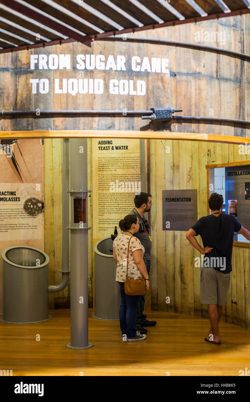 Les visiteurs découvrant l'histoire de Bundaberg Rum dans l'expérience du musée. Bundaberg, Queensland, Australie Banque D'Images