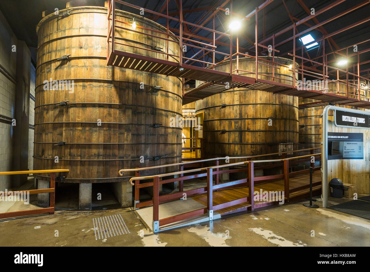 Cuves de stockage de rhum converti en expositions dans la distillerie de rhum de Bundaberg Centre d'accueil. Bundaberg, Queensland, Australie Banque D'Images