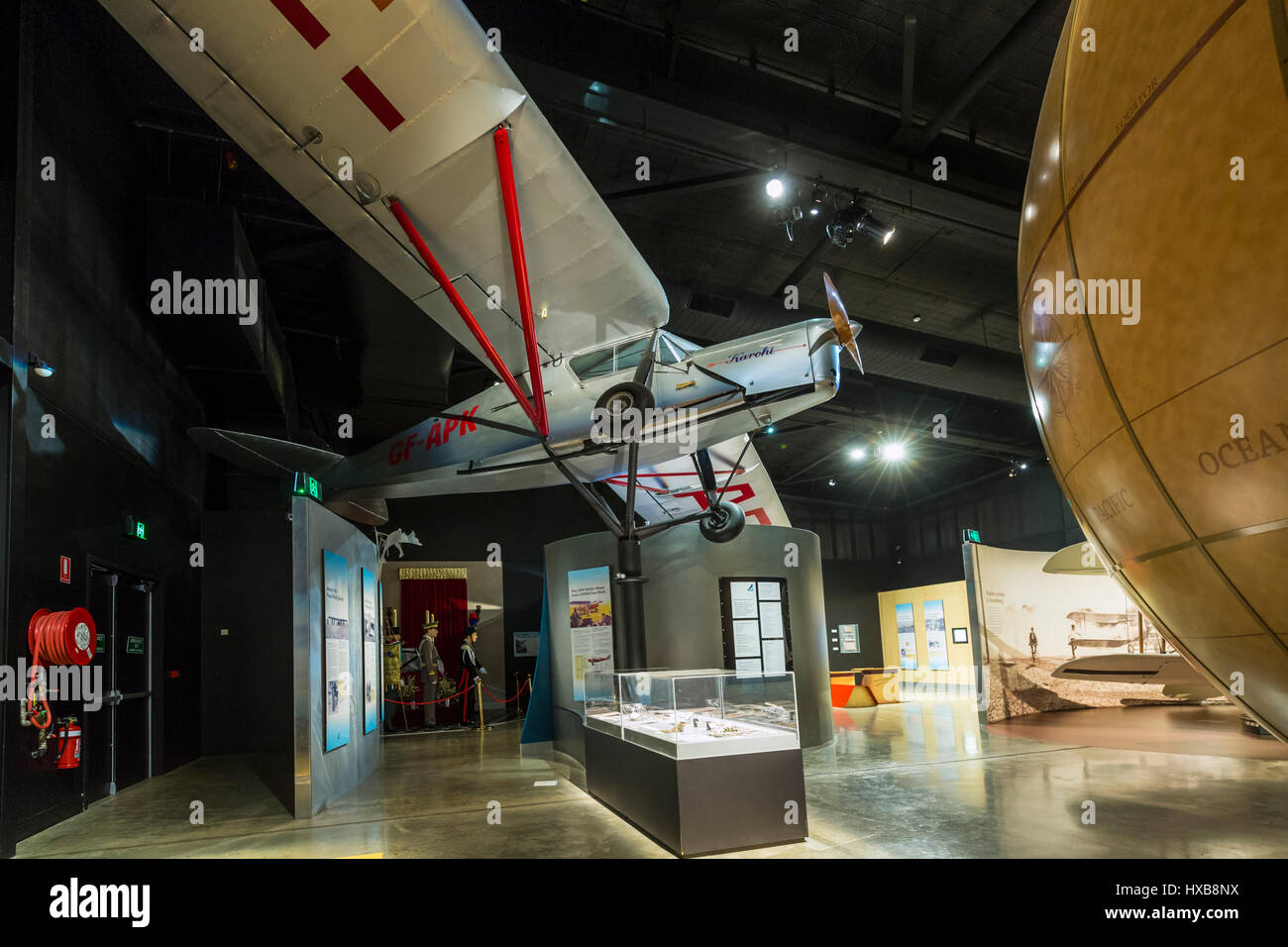 Y compris l'aéronef réplique Puss Moth et des expositions interactives à l'intérieur du hall de l'Aviation Hinkler. Bundaberg, Queensland, Australie Banque D'Images