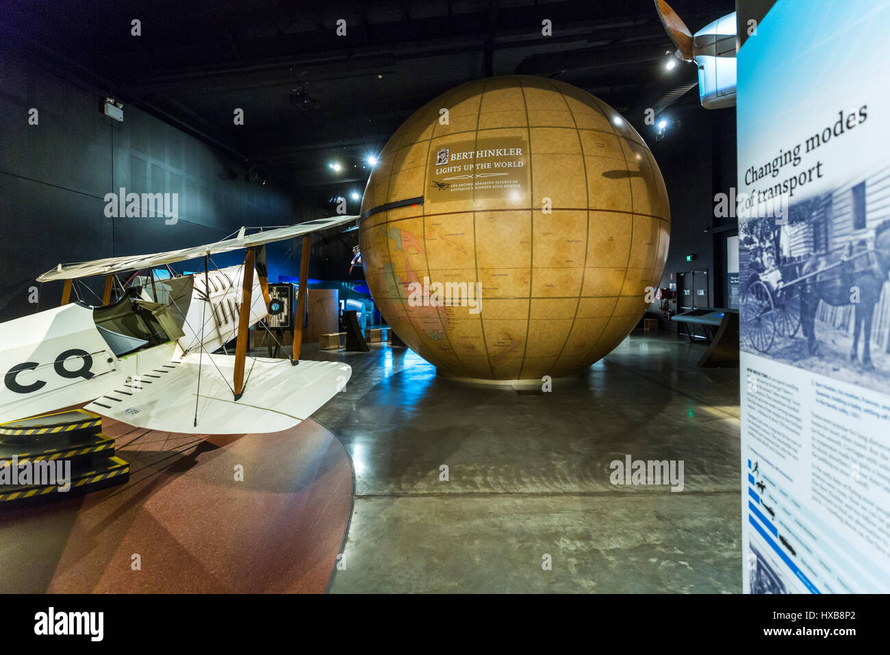 Replica avions et des expositions interactives à l'intérieur du hall de l'Aviation Hinkler. Bundaberg, Queensland, Australie Banque D'Images