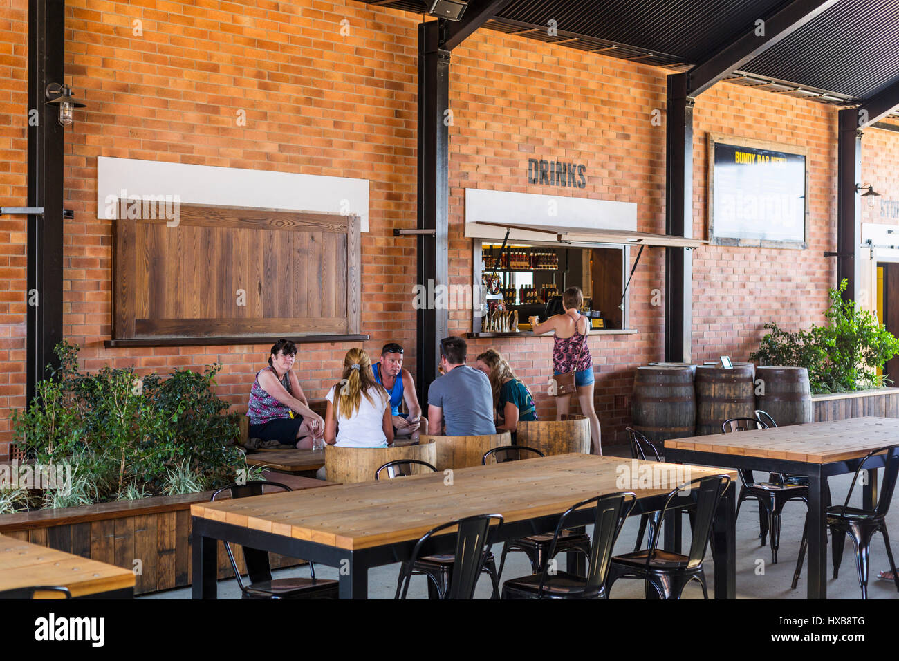 Les visiteurs des échantillons au rhum de dégustation distillerie de rhum de Bundaberg centre d'accueil. Bundaberg, Queensland, Australie Banque D'Images