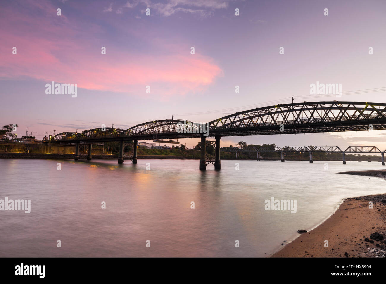 Le pont Burnett, classé au patrimoine mondial au crépuscule. Bundaberg, Queensland, Australie Banque D'Images