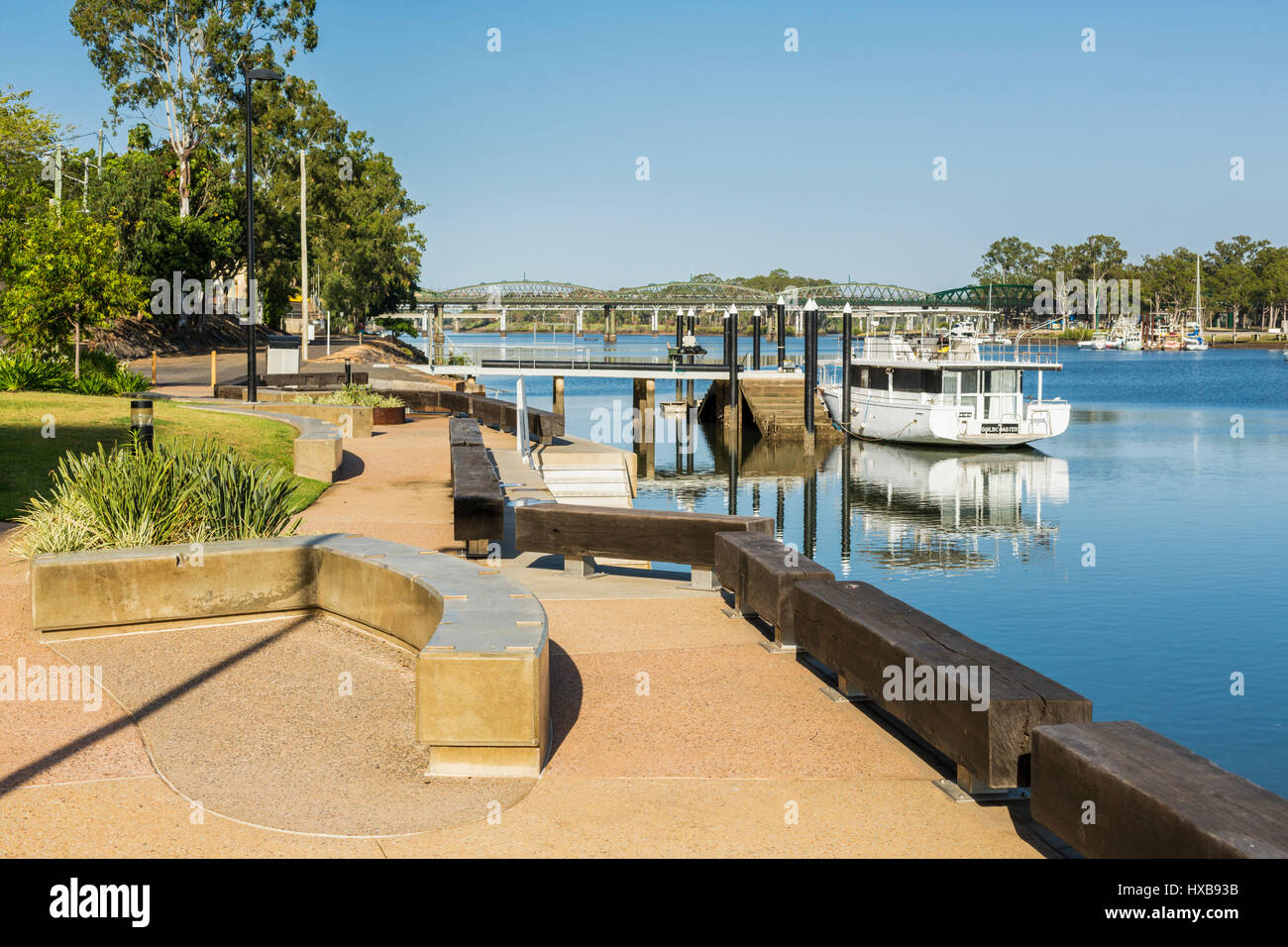 Afficher le long de la promenade Riverside avec le pont Burnett dans la distance. Bundaberg, Queensland, Australie Banque D'Images