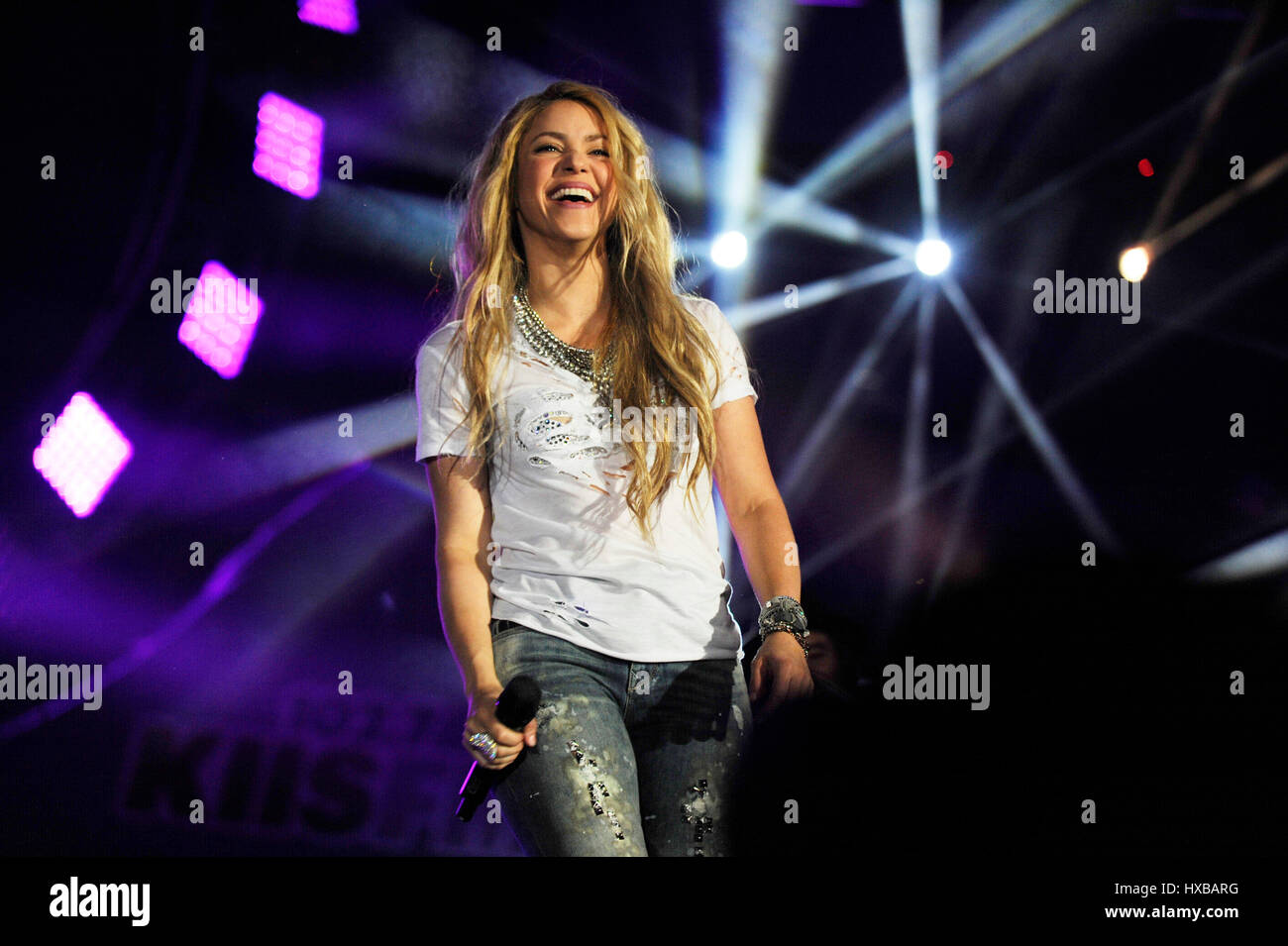 Shakira effectue sur scène pendant 102,7 RADIO KIIS FM's Wango Tango 2014 à StubHub Center le 10 mai 2014 à Los Angeles, Californie. Banque D'Images