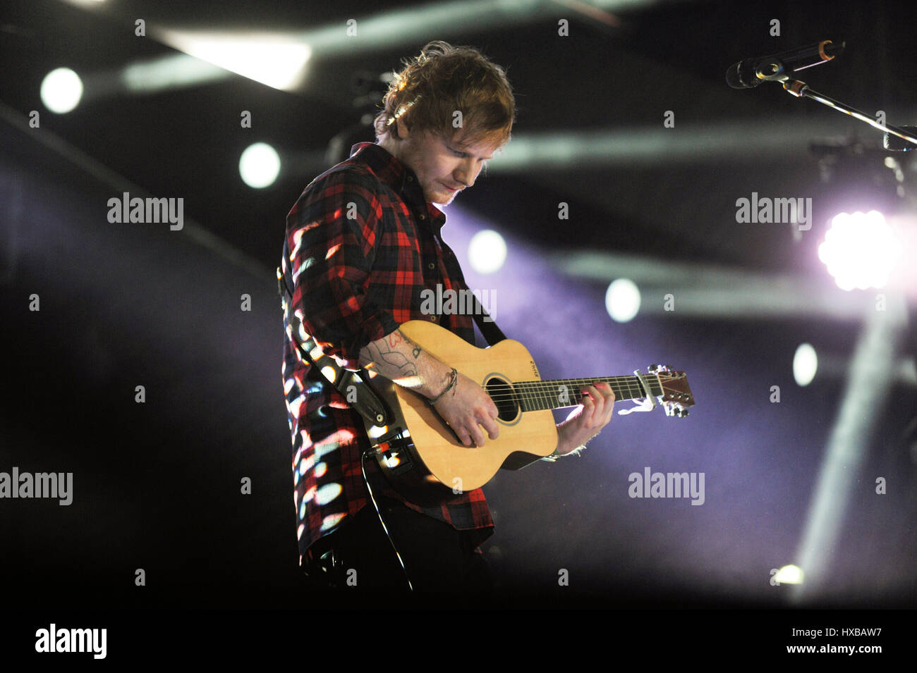 Ed Sheeran effectue sur scène pendant 102,7 RADIO KIIS FM's Wango Tango 2014 à StubHub Center le 10 mai 2014 à Los Angeles, Californie. Banque D'Images