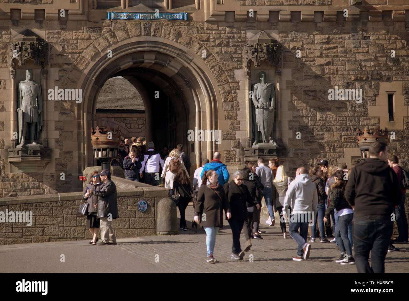 Le château d'édimbourg intérieur remparts des foules de touristes profiter des selfies dans sellfys selfies téléphones mobiles explorer murs du château Banque D'Images