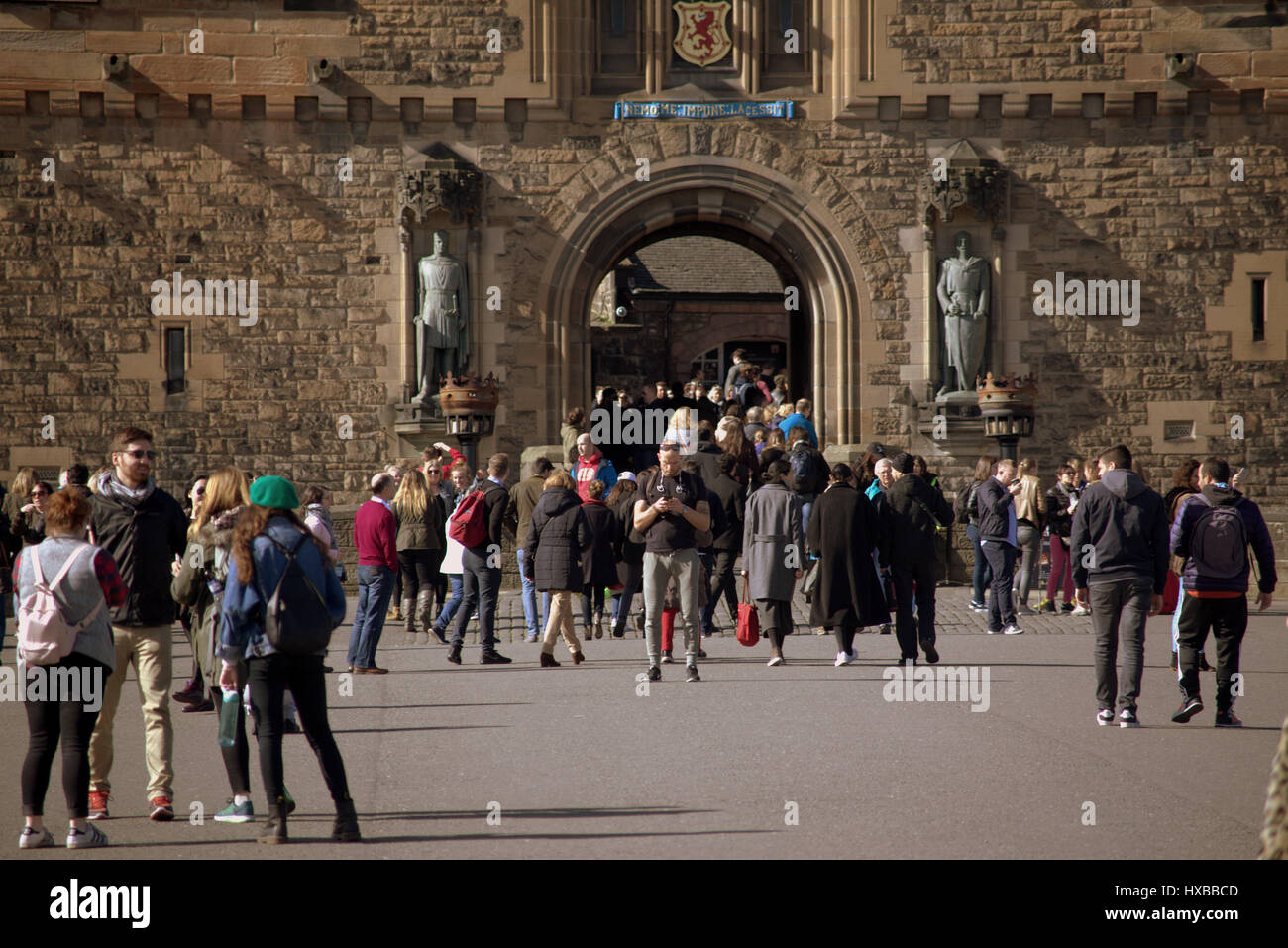Le château d'édimbourg intérieur remparts des foules de touristes profiter des selfies dans sellfys selfies téléphones mobiles explorer murs du château Banque D'Images