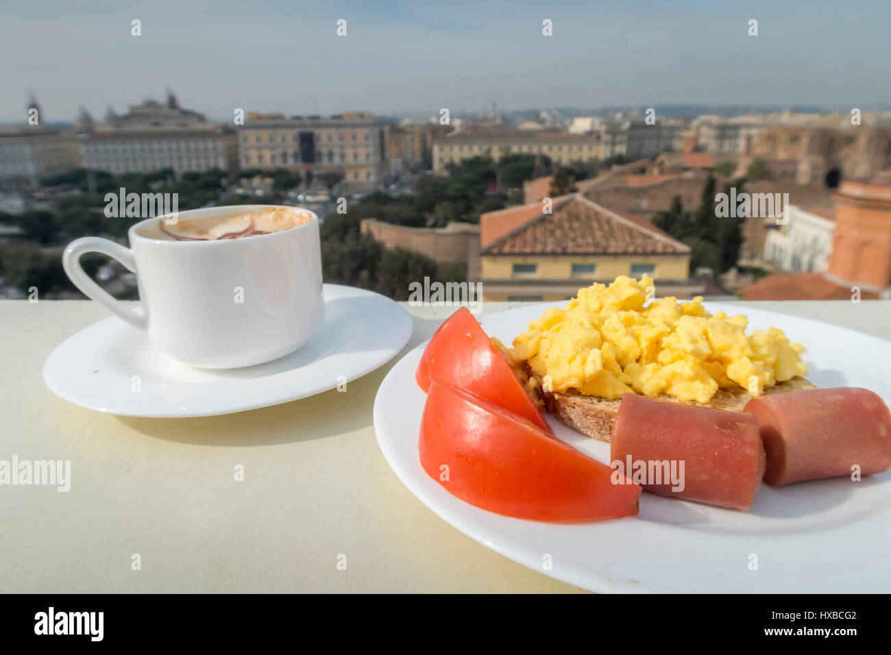 Petit-déjeuner sain avec tomate, saucisses, œufs et café scramble Banque D'Images