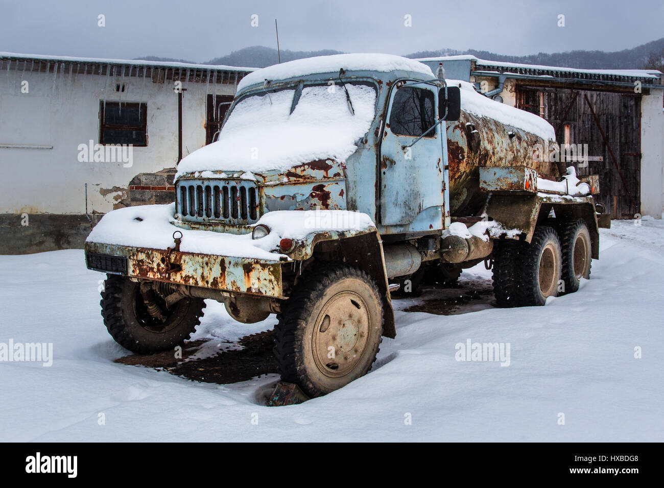 Frozen old rusty truck Banque D'Images