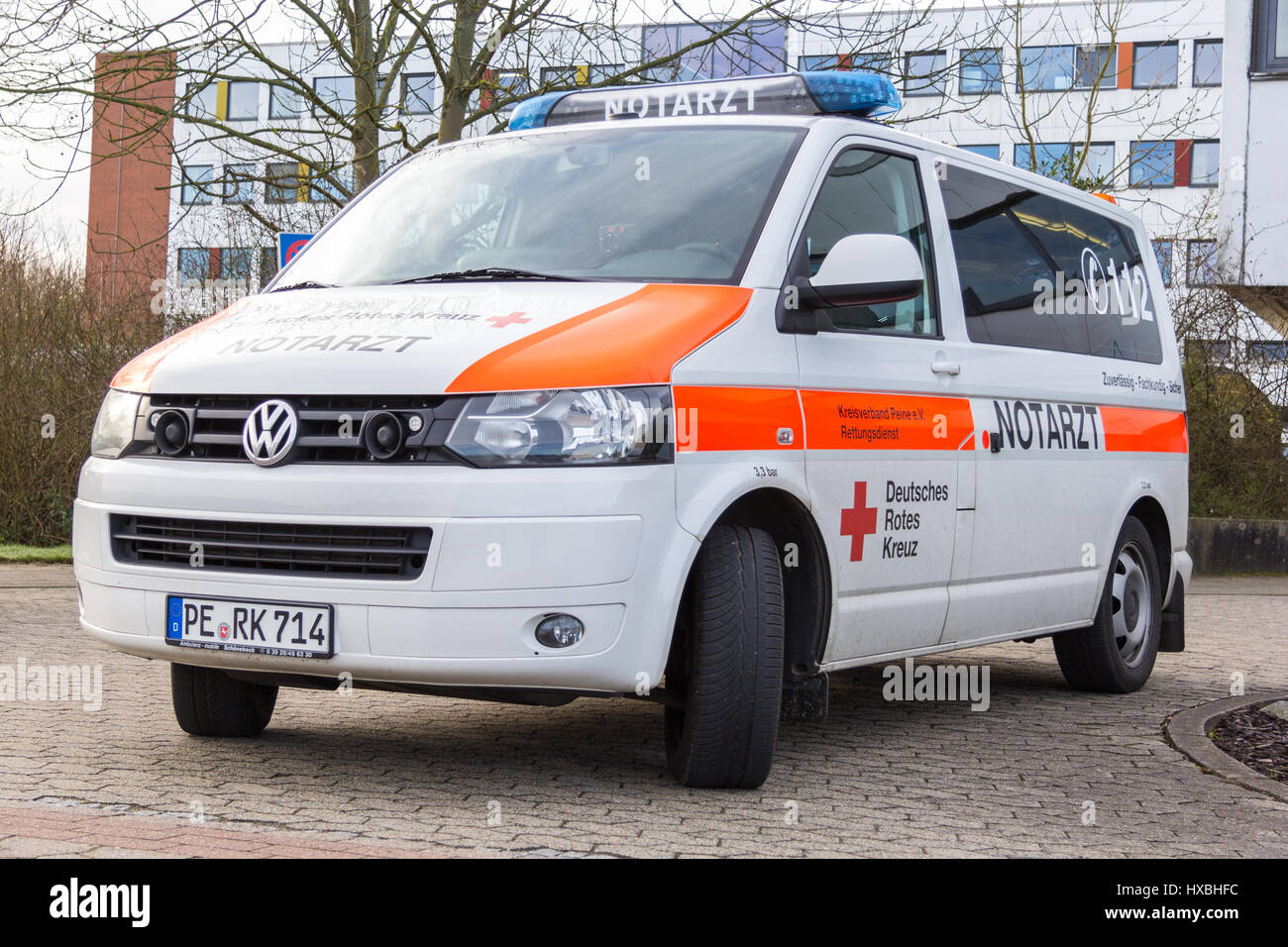 PEINE / ALLEMAGNE - 20 mars 2017 : urgence médecin allemand ( notarzt ) car se dresse sur un hôpital Banque D'Images