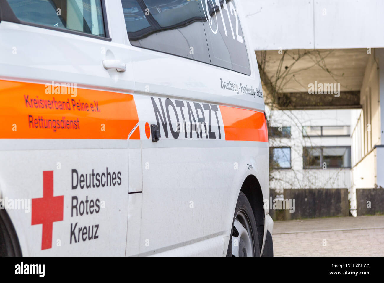 PEINE / ALLEMAGNE - 20 mars 2017 : urgence médecin allemand ( notarzt ) car se dresse sur un hôpital Banque D'Images