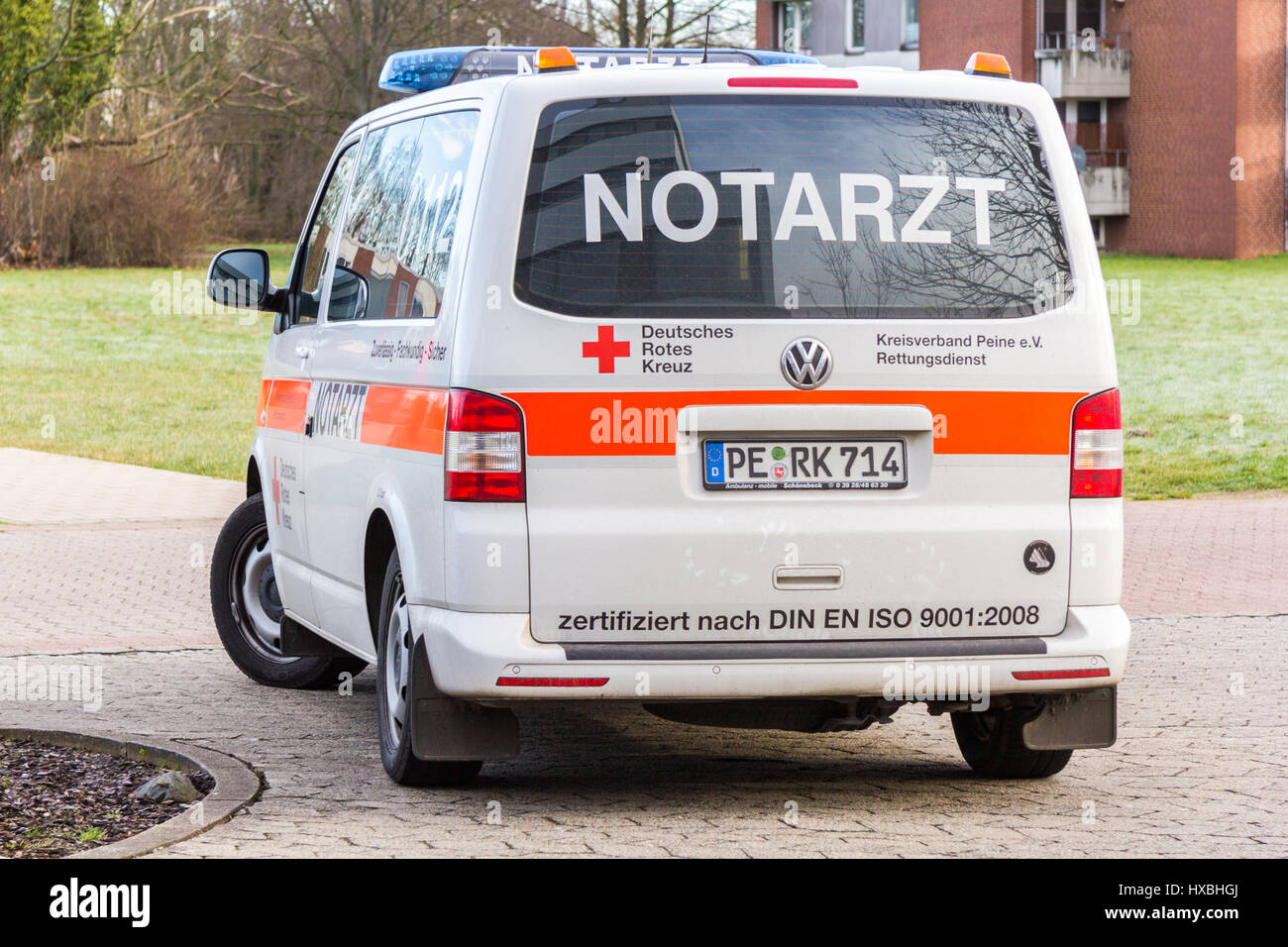 PEINE / ALLEMAGNE - 20 mars 2017 : urgence médecin allemand ( notarzt ) car se dresse sur un hôpital Banque D'Images
