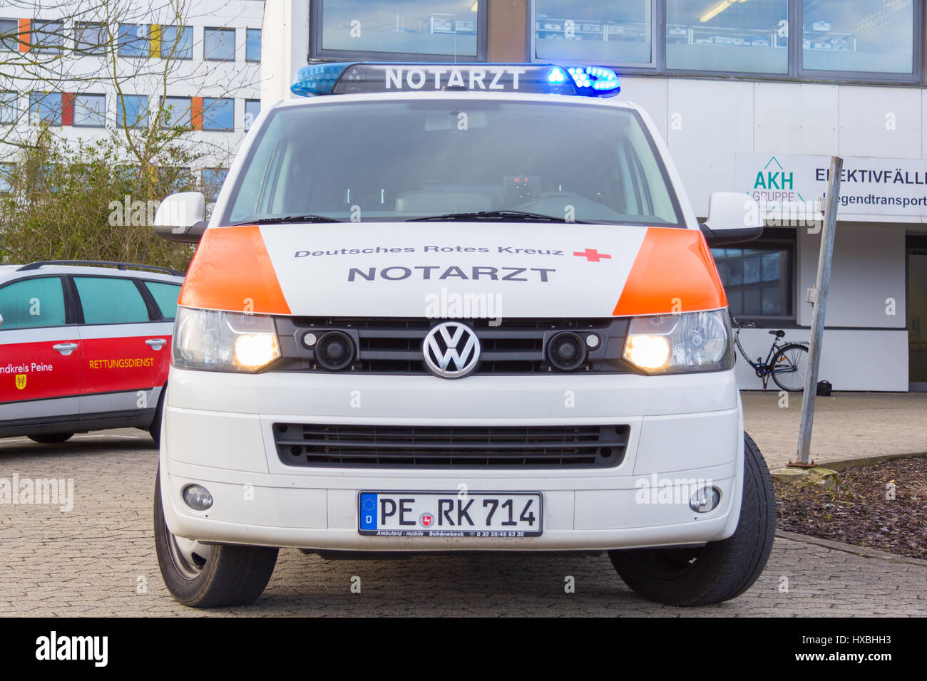 PEINE / ALLEMAGNE - 20 mars 2017 : urgence médecin allemand ( notarzt ) car se dresse sur un hôpital Banque D'Images