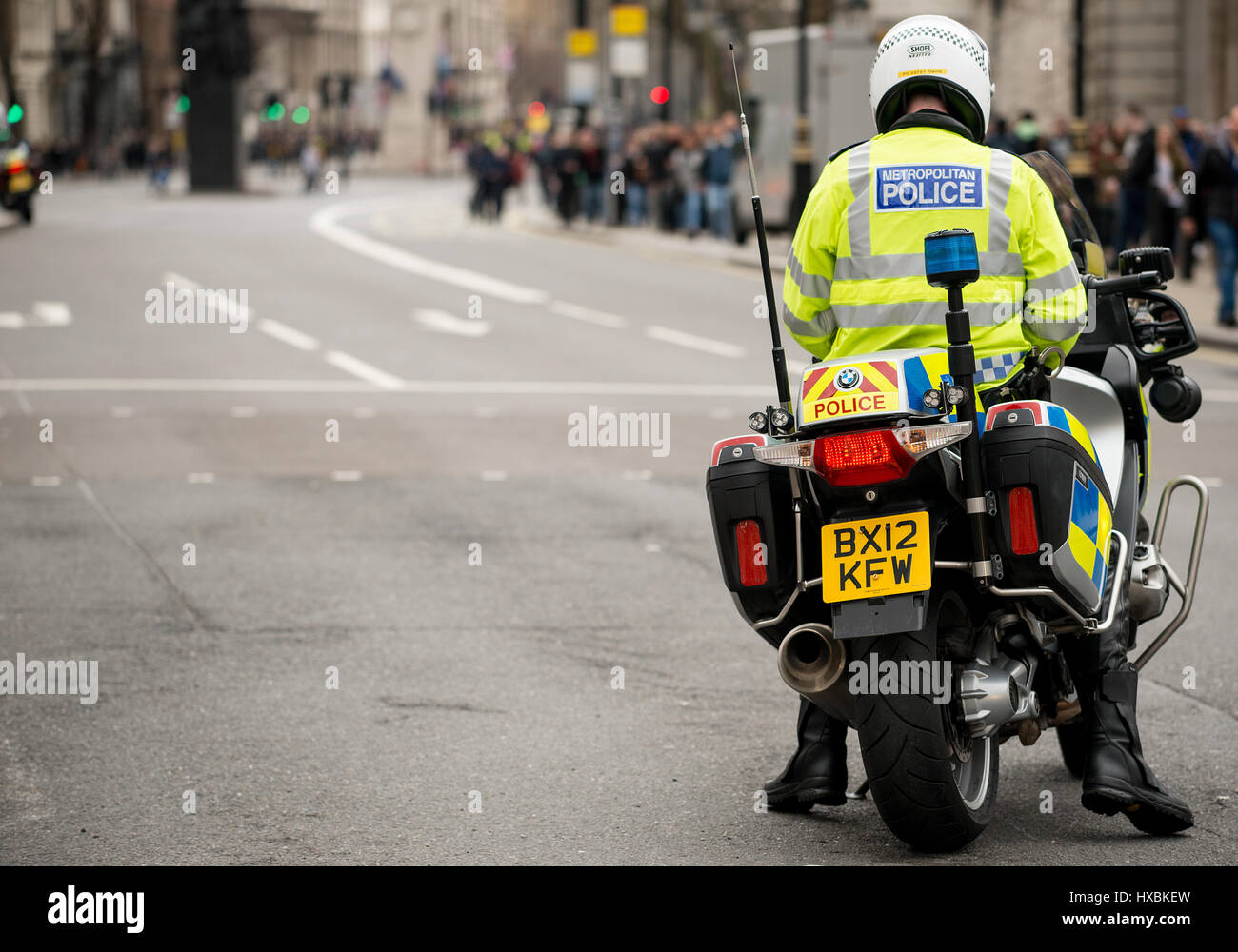 Agents de la Police métropolitaine à mobylette pour assurer la sécurité du public et contrôler le trafic pendant une grande manifestation de protestation, dans le centre de Londres, Royaume-Uni. Banque D'Images