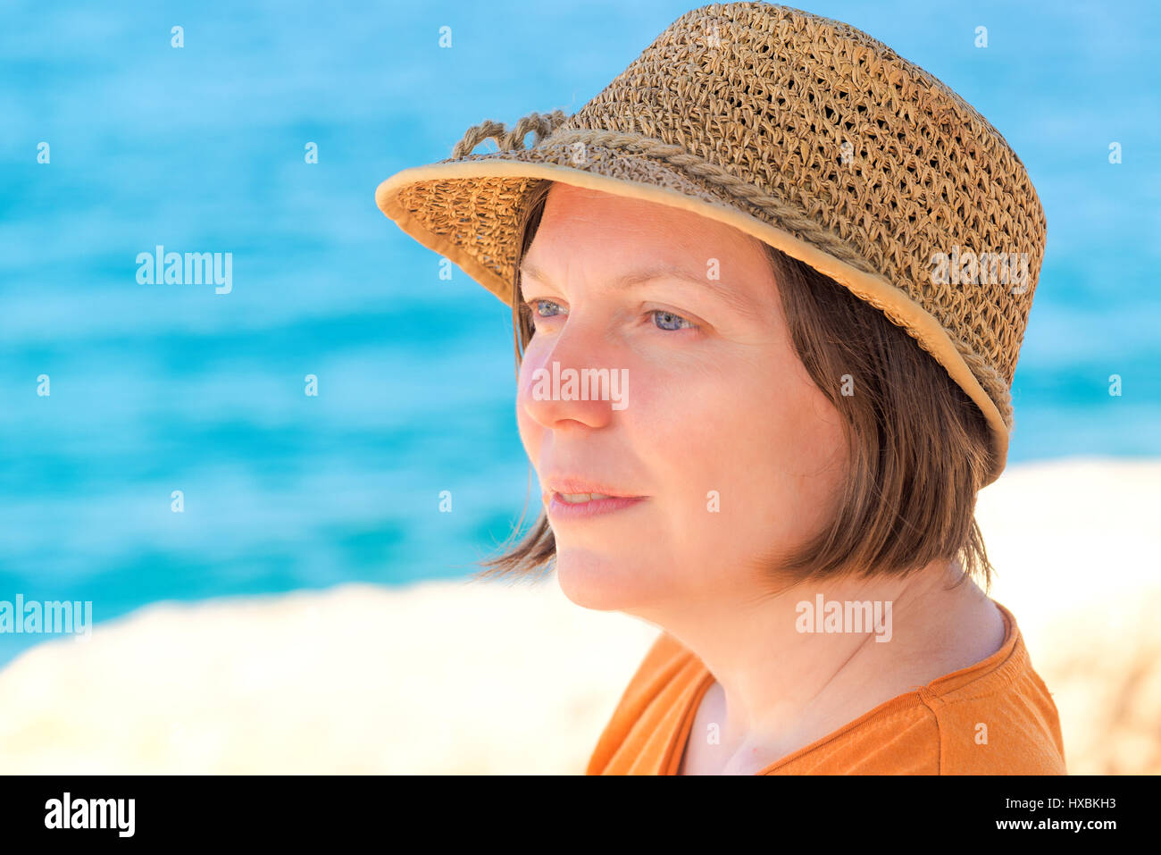 Belle détendue des profils caucasian woman with straw hat bénéficiant d'après-midi ensoleillé, femme tête portrait par la mer en été holiday vacation resort Banque D'Images