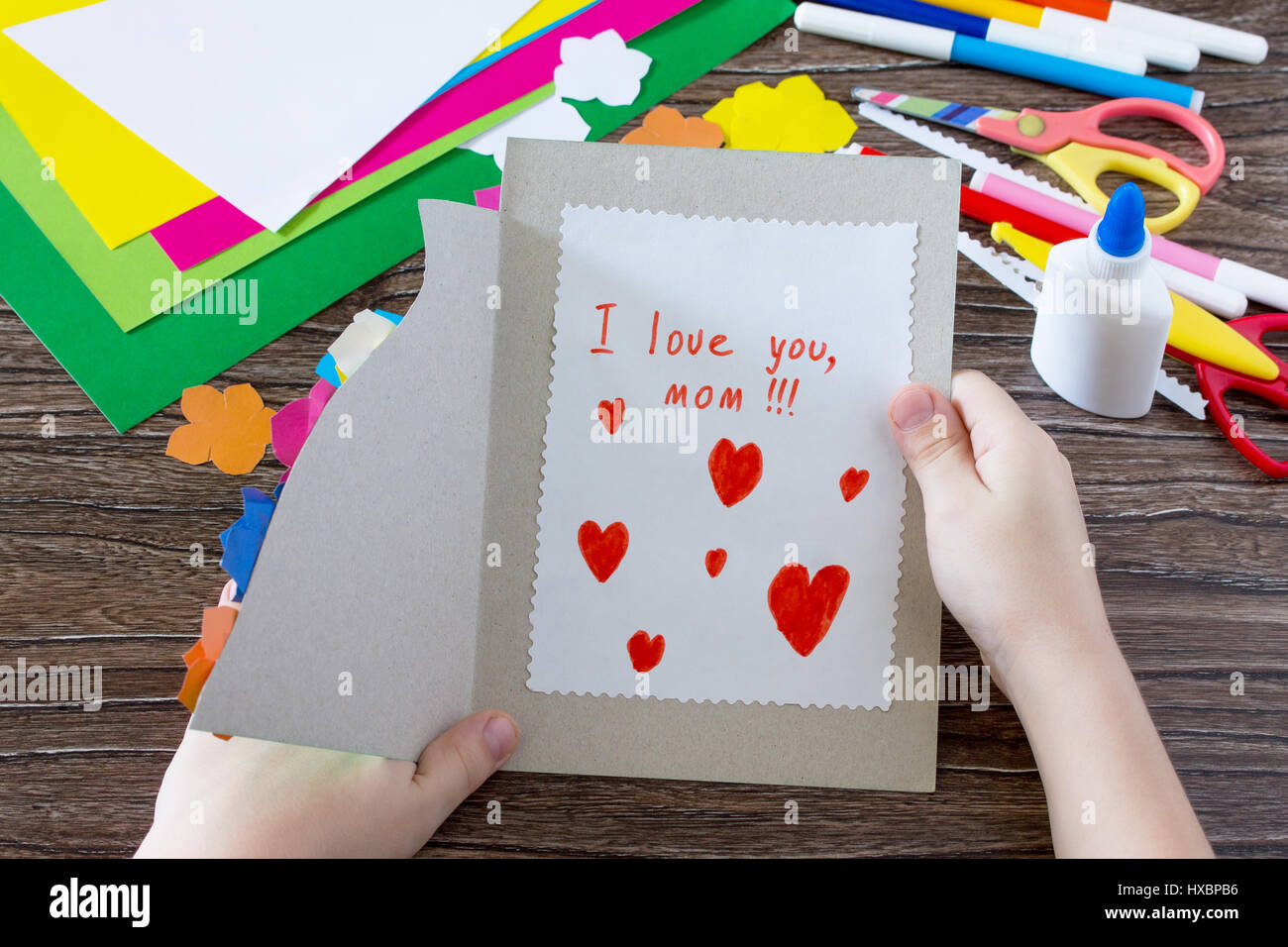 Un Enfant Est Maintenant Une Carte De Vœux Avec Des Fleurs Pour La Fete Des Meres Projet D Art Pour Enfants De L Artisanat Pour Les Enfants Fait Main Bricolage Pour Enfants Photo Stock