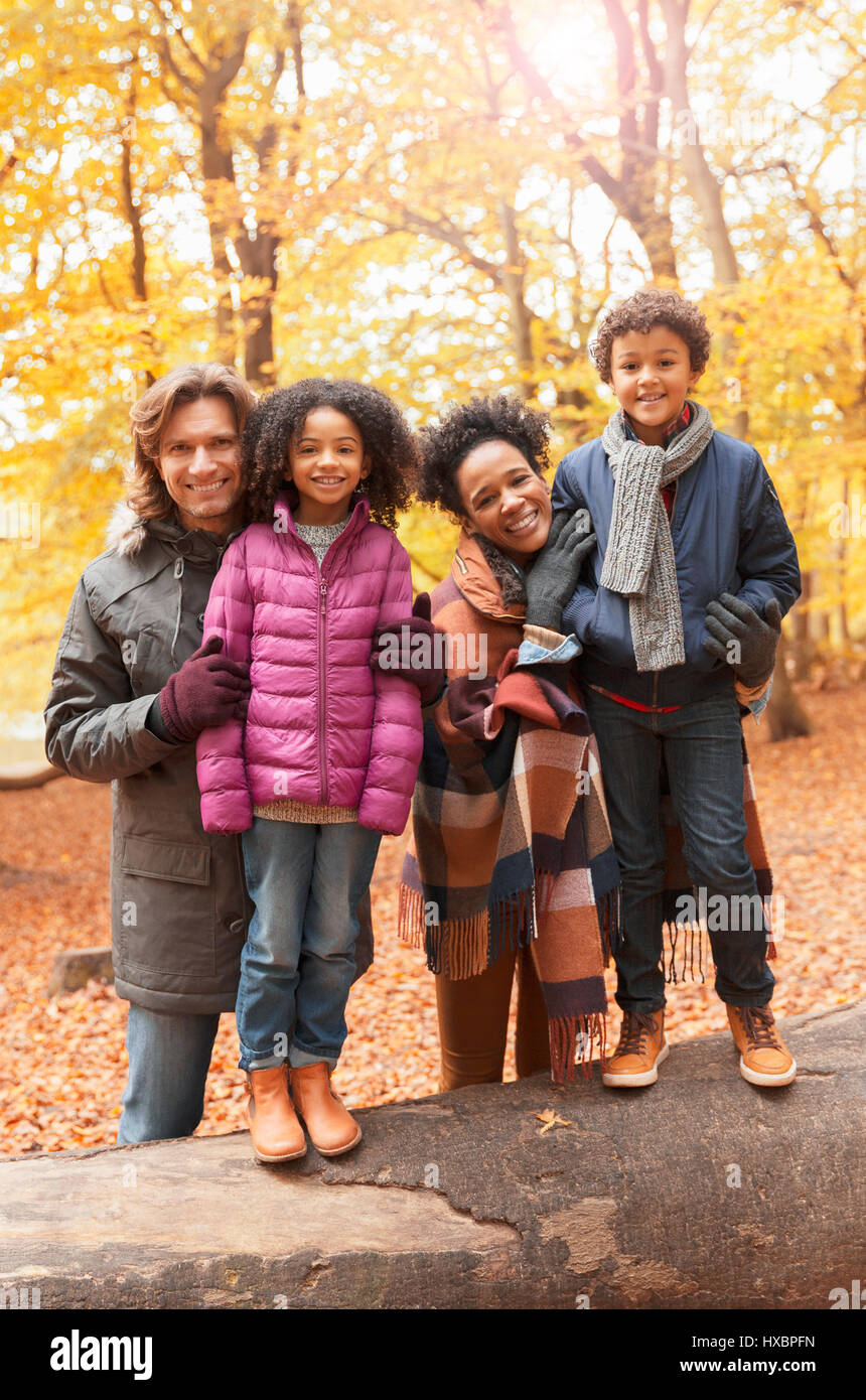 Portrait smiling young family in autumn park Banque D'Images