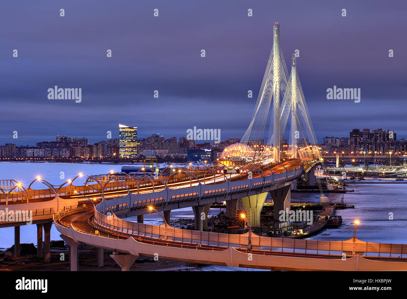 Saint-pétersbourg, Russie - 28 décembre 2016 : Nuit Vue sur pont à haubans Petrovsky Fairway dans le cadre de l'ouest de diamètre à grande vitesse. Banque D'Images