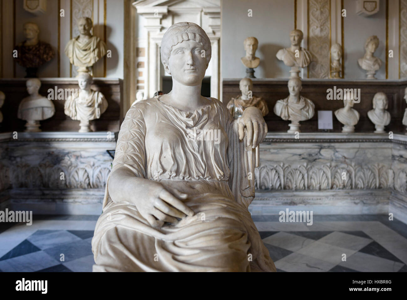 Rome. L'Italie. Assis statue d'impératrice romaine Helena (ca. 249-329 AD), mère de l'empereur Constantin le Grand. Salle des Empereurs, les musées du Capitole Banque D'Images