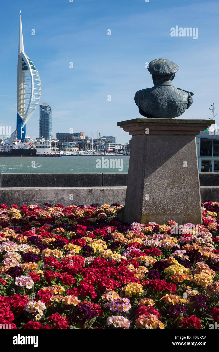 L'Angleterre, dans le Hampshire, Gosport, vue vers Portsmouth de Gosport jardins, avec l'amiral Fieldhouse memorial Banque D'Images