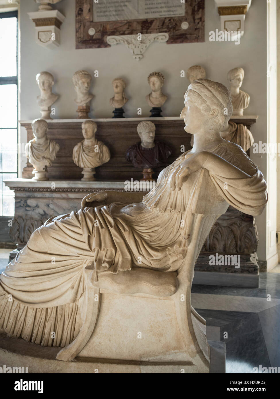 Rome. L'Italie. Assis statue d'impératrice romaine Helena (ca. 249-329 AD), mère de l'empereur Constantin le Grand. Salle des Empereurs, les musées du Capitole Banque D'Images