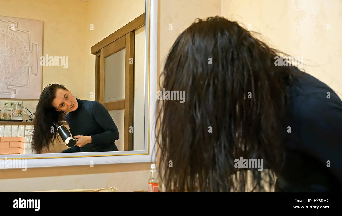 Jolie femme cheveux long séchage en maquillage prix Banque D'Images