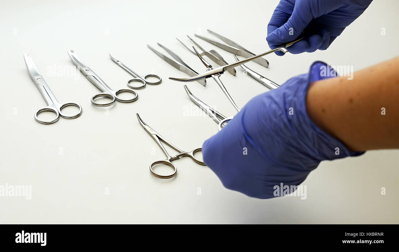 Montre infirmière chirurgicale et médicale de chèques clamp Banque D'Images