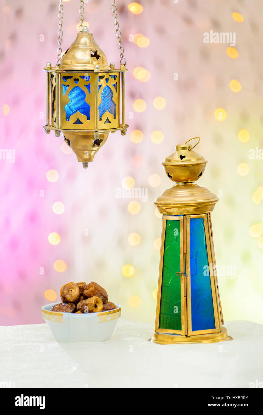 Ramadan traditionnelle lanterne avec dates par rapport Defocused Lights Background Banque D'Images