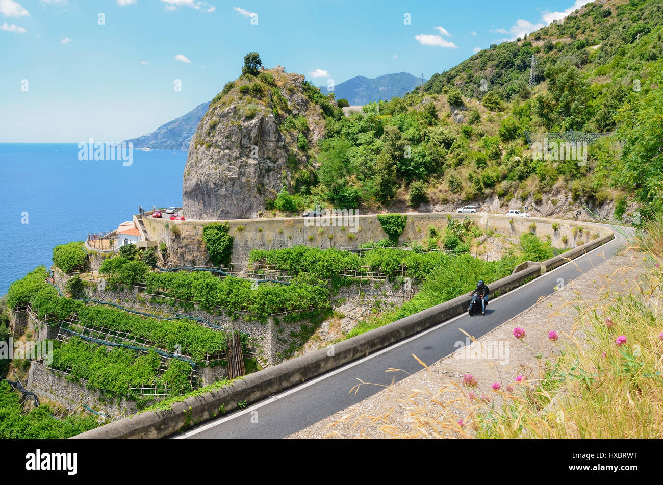 Route sinueuse et panoramique le long de la côte amalfitaine. L'Italie. Les motocyclistes sur la côte amalfitaine. Banque D'Images