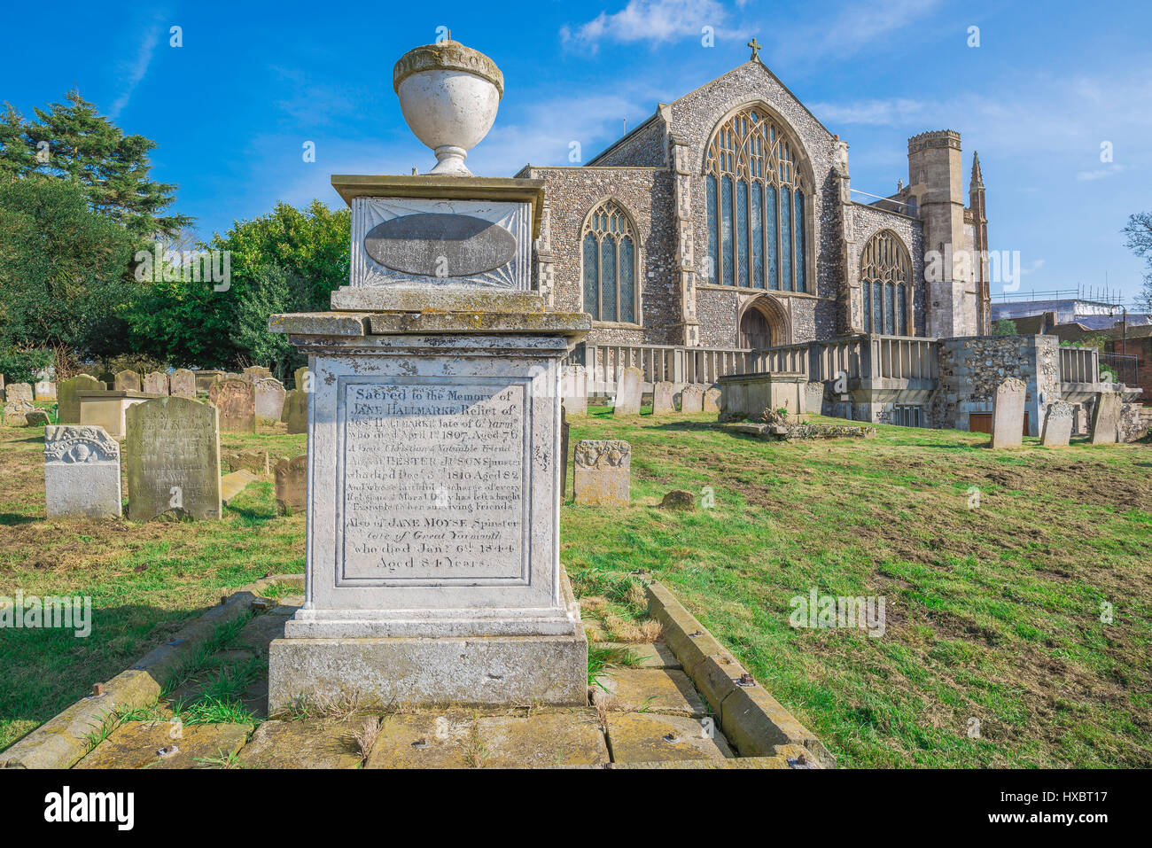 L'Angleterre église de campagne, vue sur l'église de St Michel et son cimetière face à l'ouest dans la ville de Suffolk de Farnborough, England, UK Banque D'Images