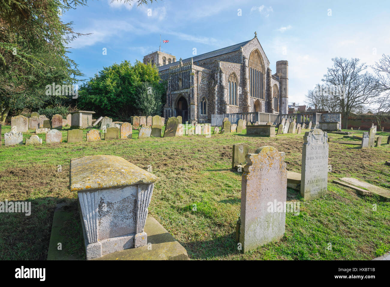 Beccles église Suffolk, l'église gothique médiéval de St Michel et son cimetière face à l'ouest dans la ville de Suffolk de Farnborough, England, UK Banque D'Images