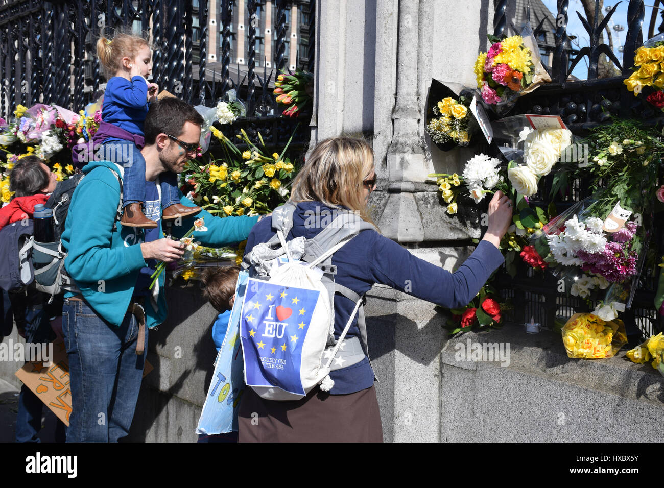 Tributs floraux à l'extérieur du Parlement pour les victimes de l'attentat terroriste le 22 mars 2017. S'unir pour l'Europe (anti Brexit) mars au Parlement, à quelques Banque D'Images