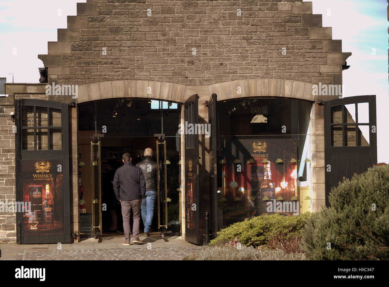 Le whisky et le meilleur magasin d'alimentation, y compris le château d'Édimbourg est propre malt whisky Banque D'Images