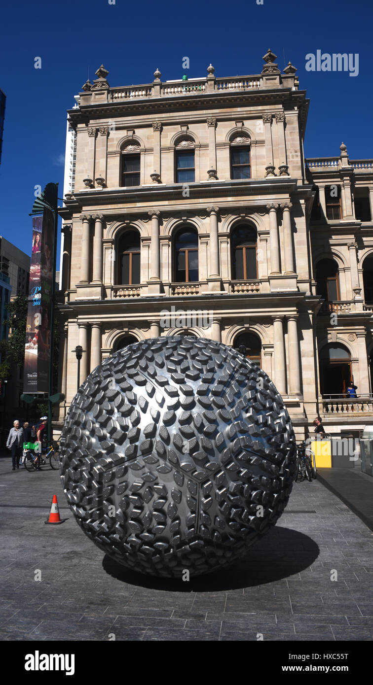 Brisbane, Australie : Sculpture sur la place en face de l'ancien gouvernement - Casino du Trésor Treasury Building. Banque D'Images