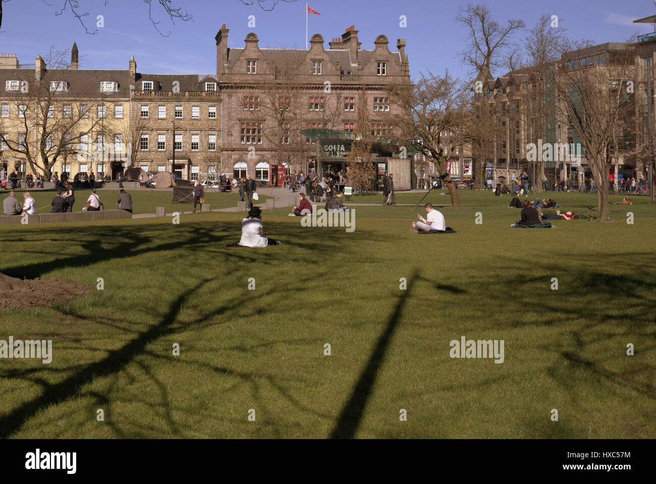 St Andrew Square Gardens Edinburgh journée ensoleillée les touristes Banque D'Images