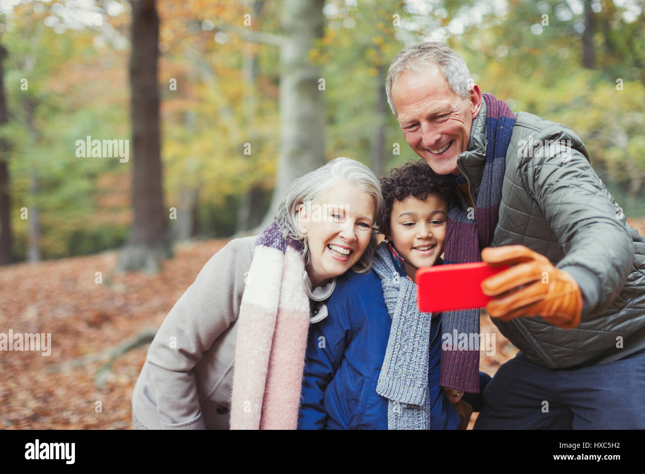Les grands-parents et petit-fils de prendre en automne selfies woods Banque D'Images