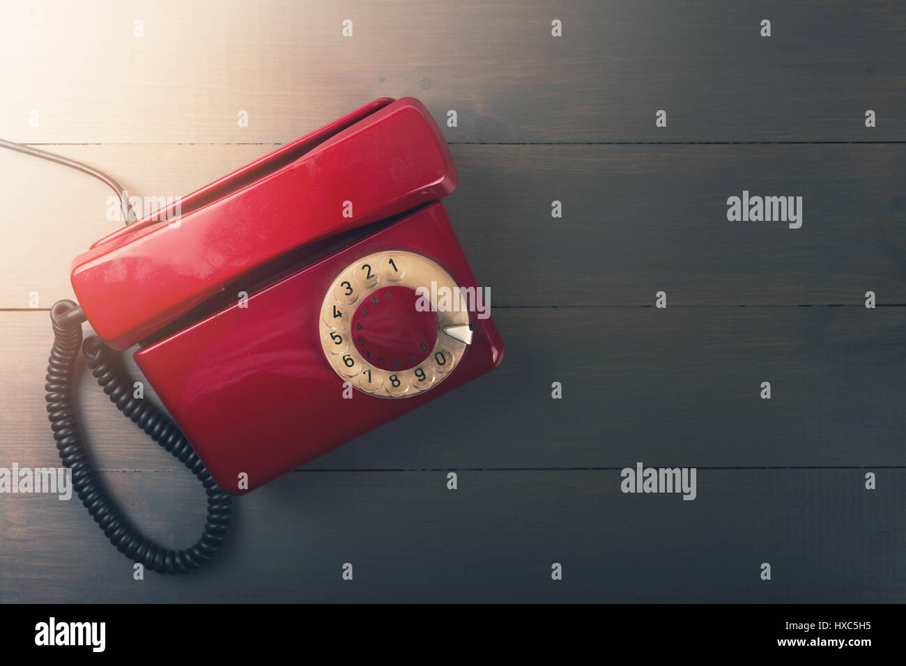 Vieux téléphone rouge sur la table en bois avec copie espace Banque D'Images