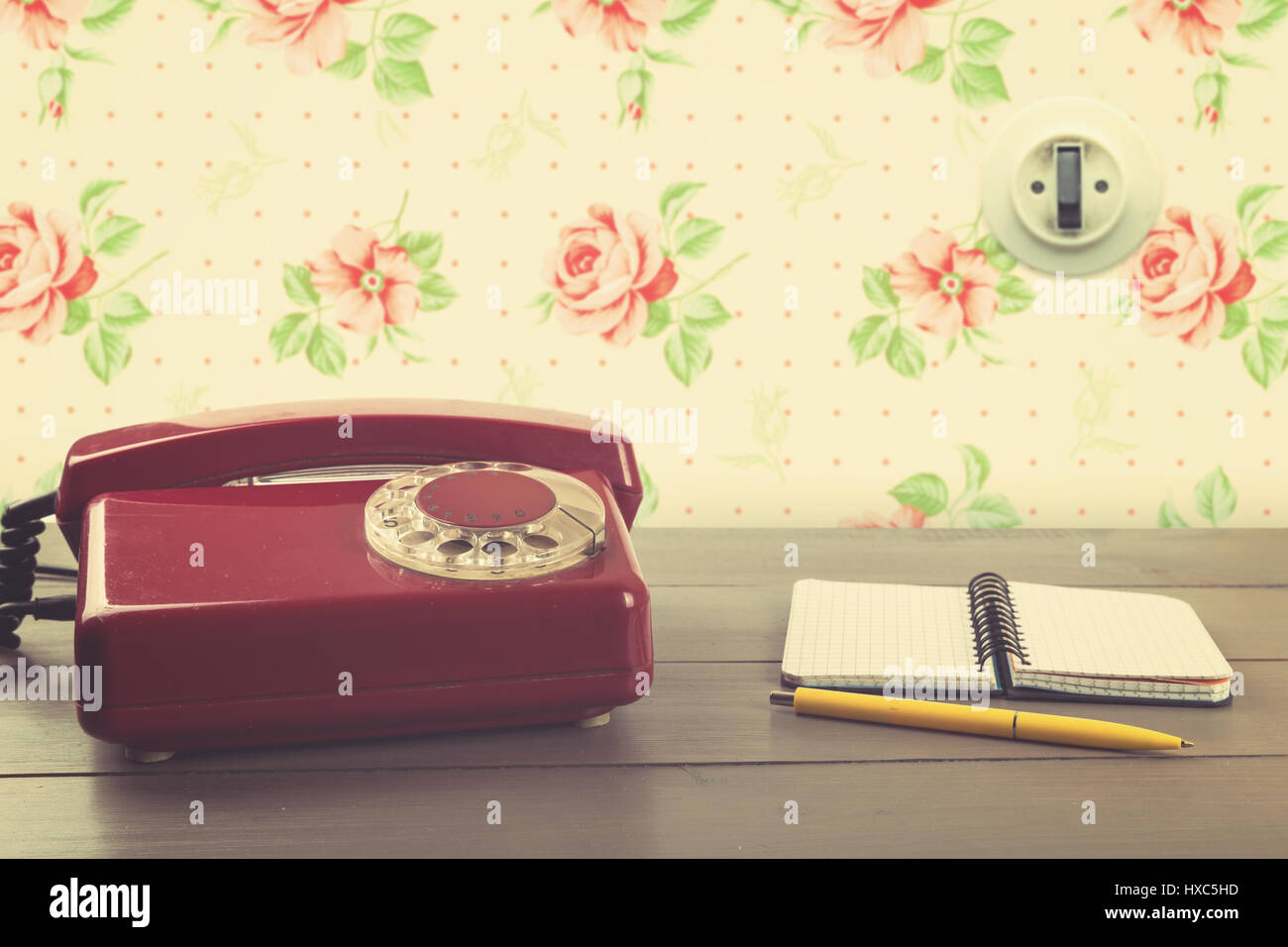 Ancien téléphone avec un ordinateur portable sur la table de chambre vintage Banque D'Images