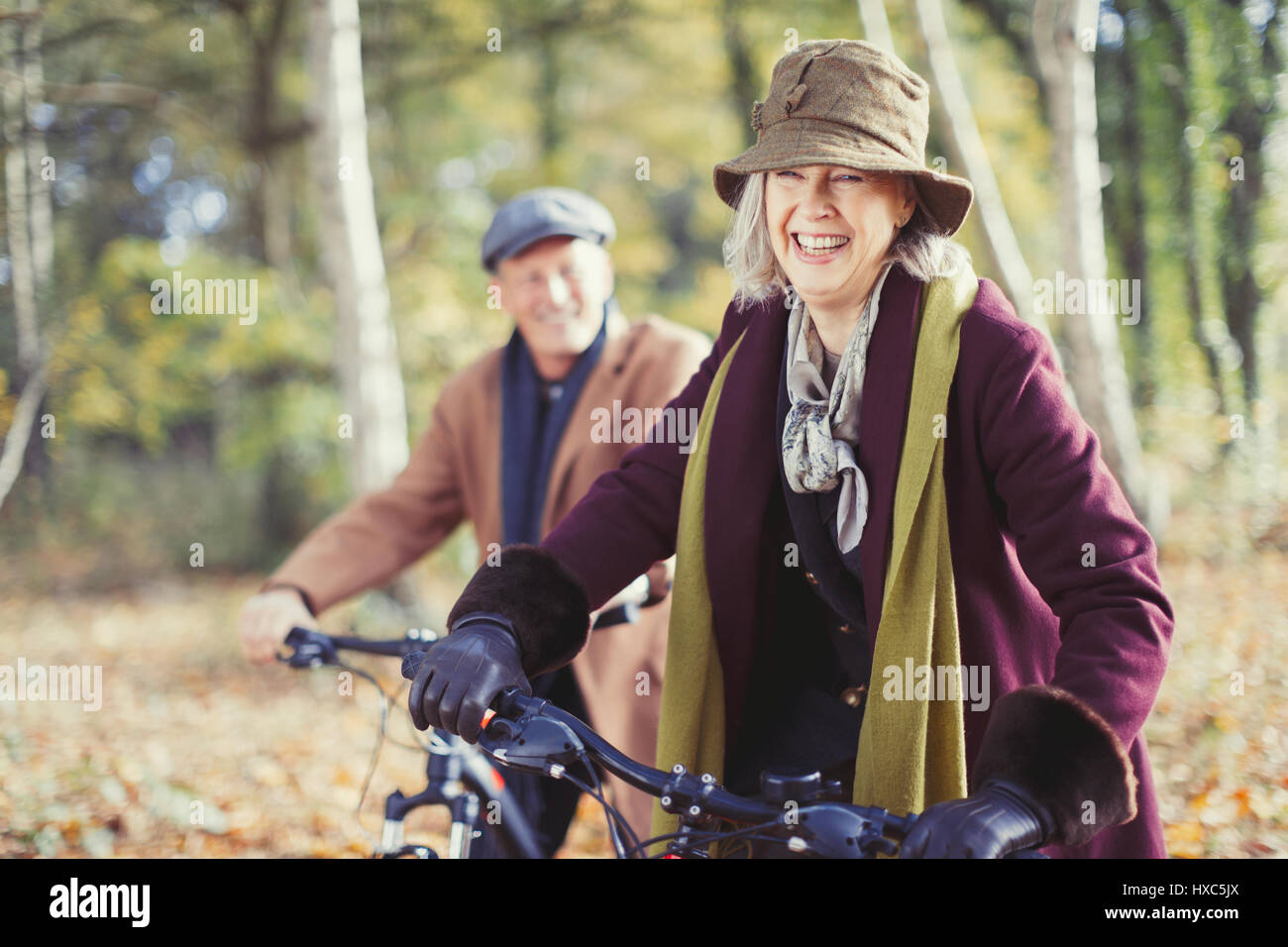 Happy senior couple vélo en bois ensoleillée d'automne Banque D'Images