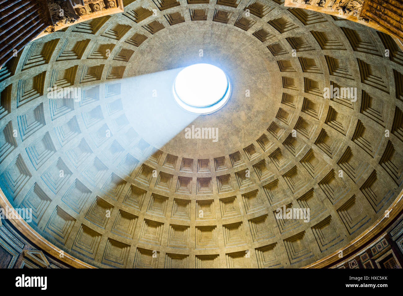 Dôme du Panthéon, de l'intérieur, le temple romain de emeperor Trajan, l'antiquité romaine, l'Église catholique romaine de Santa Maria ad Banque D'Images