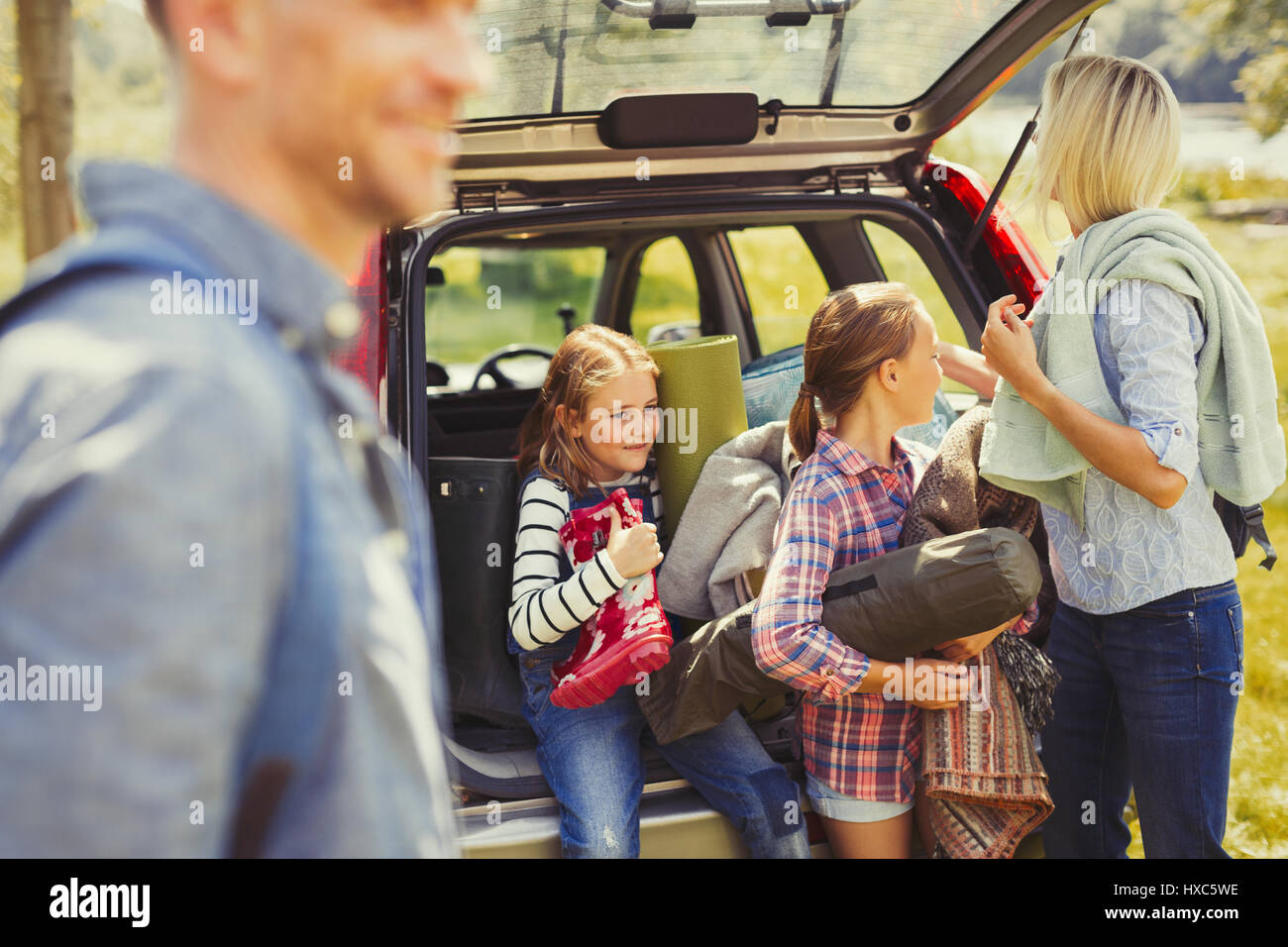 L'équipement de camping de la famille de voiture Banque D'Images