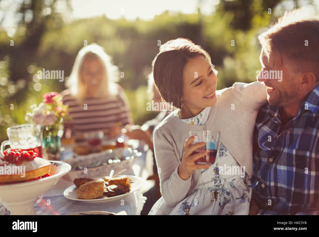 Père affectueux et daughter enjoying sunny garden party Banque D'Images