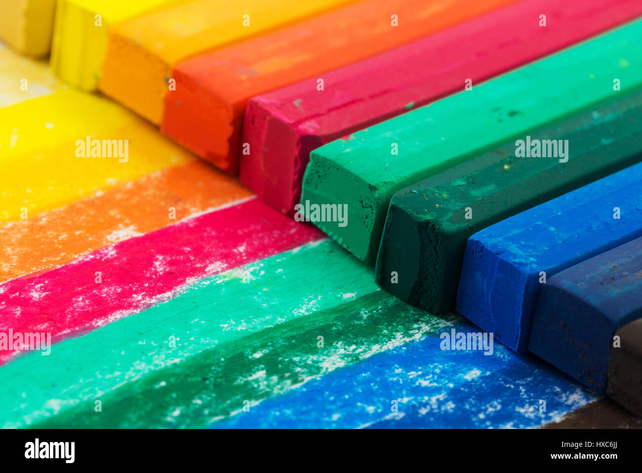 Close up of multicolore pastel à l'huile crayons Banque D'Images