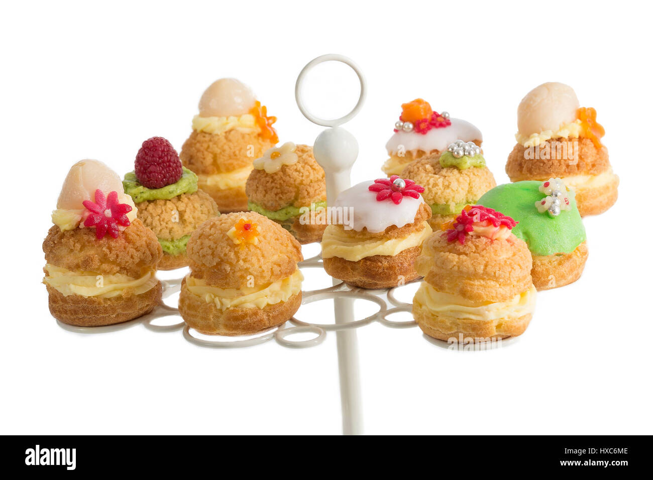 Chou A La Creme Des Gateaux Ou Profiterole Rempli De Creme Fouettee Servi Avec Des Fruits Et De La Decoration Photo Stock Alamy