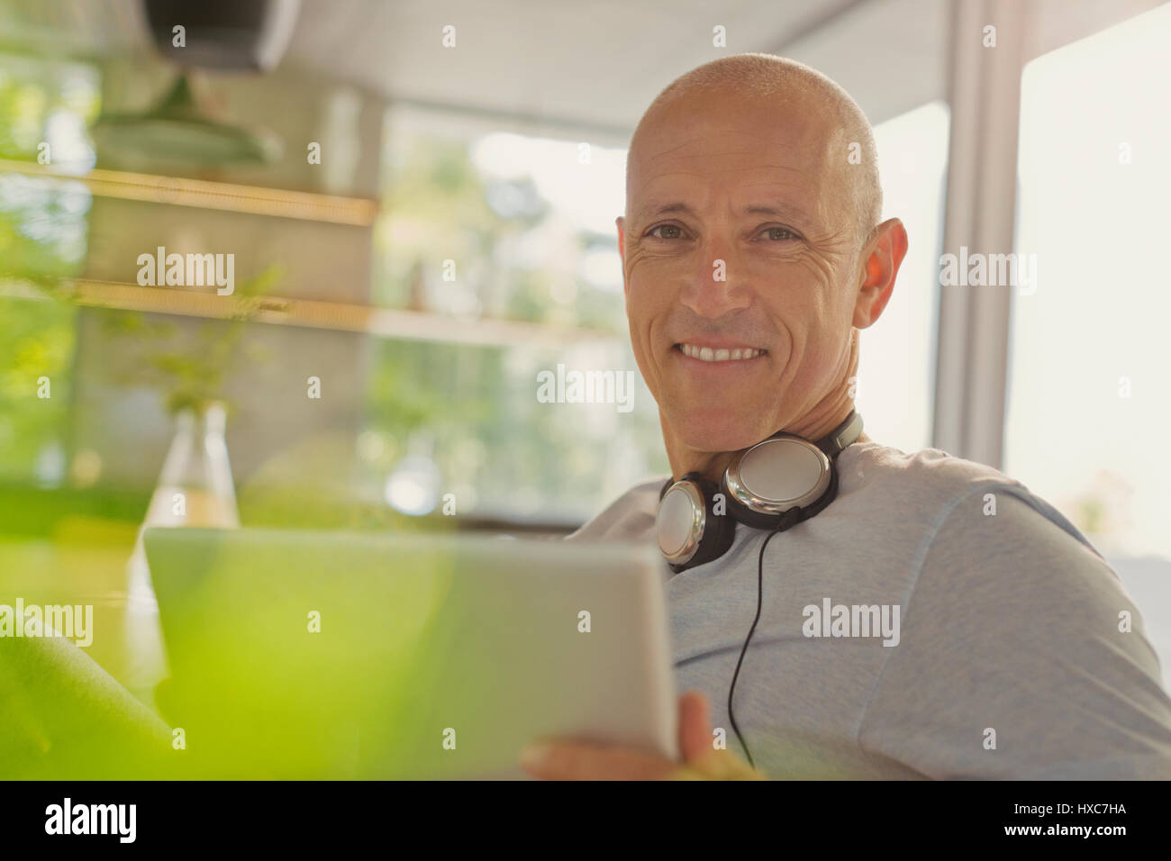 Portrait of smiling Young man with headphones and digital tablet Banque D'Images