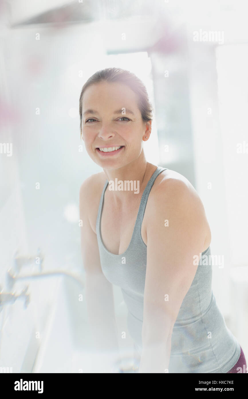 Portrait of smiling mature woman in bathroom Banque D'Images