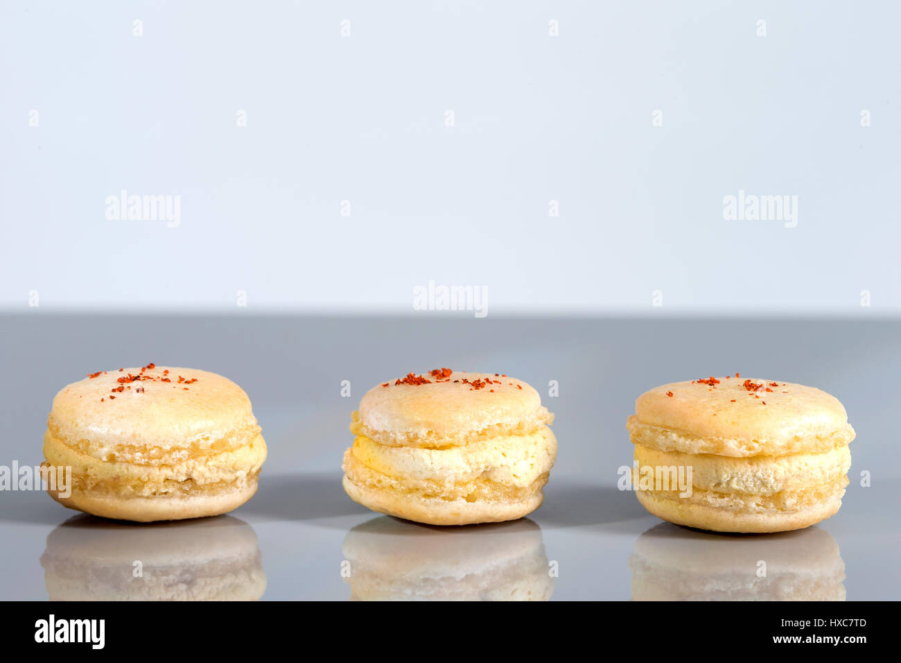 Le Français Fourme d'Ambert macarons avec safran sur le dessus dans la ligne Banque D'Images